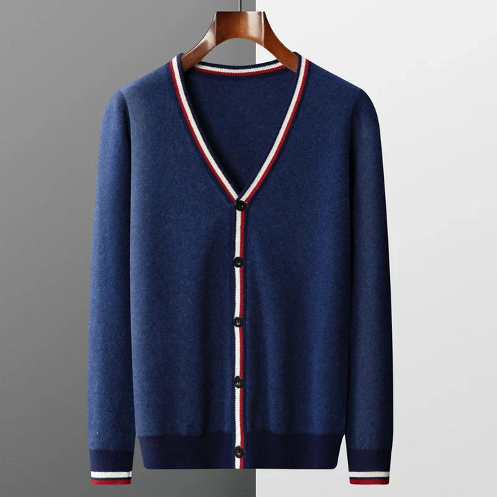 Herren Premium Strickjacke mit Knopfleiste, stilvoll und komfortabel für kalte Tage.