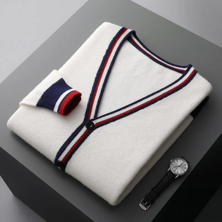 Herren Premium Strickjacke mit Knopfleiste, stilvoll und komfortabel für kalte Tage.