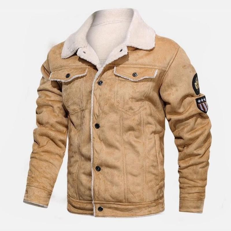Ein Mann trägt eine warme Winterjacke