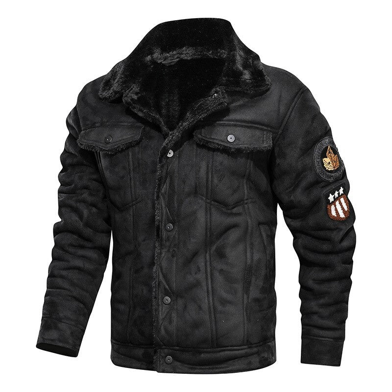 Ein Mann trägt eine warme Winterjacke