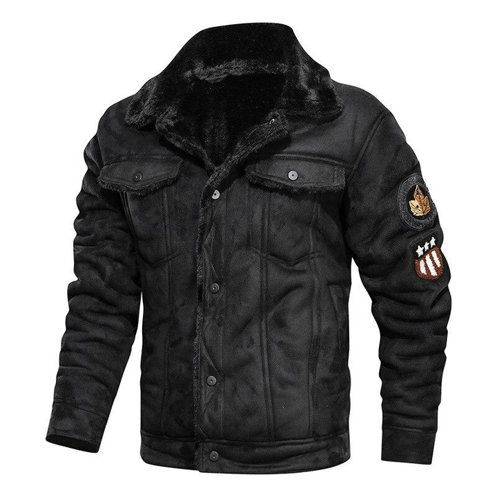 Ein Mann trägt eine warme Winterjacke