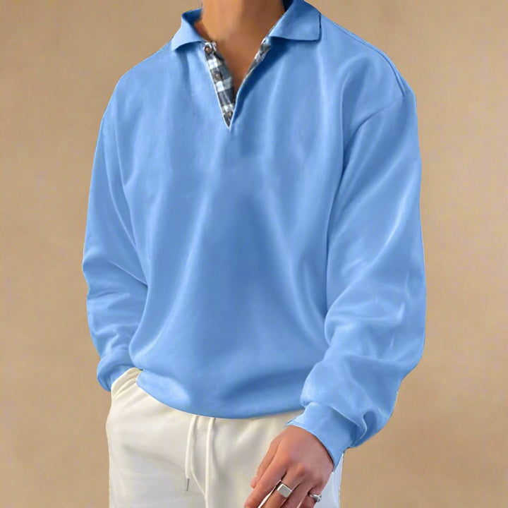Stilvoller und bequemer Herrenpullover in neutraler Farbe, perfekt für entspannte und kühle Tage.
