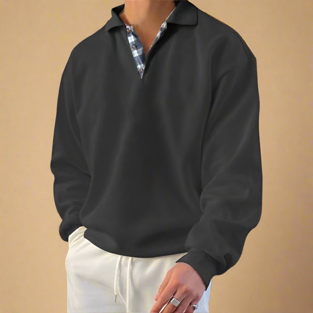 Stilvoller und bequemer Herrenpullover in neutraler Farbe, perfekt für entspannte und kühle Tage.