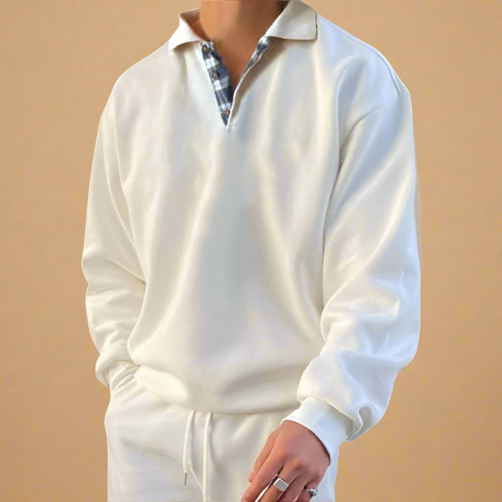 Stilvoller und bequemer Herrenpullover in neutraler Farbe, perfekt für entspannte und kühle Tage.