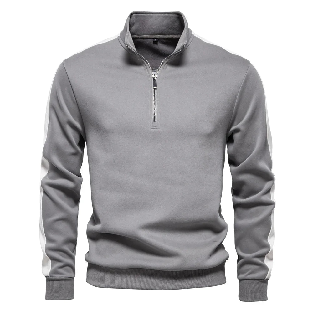Moderner Herrenpullover aus weichem Material mit Viertelreißverschluss und elegantem Schnitt.