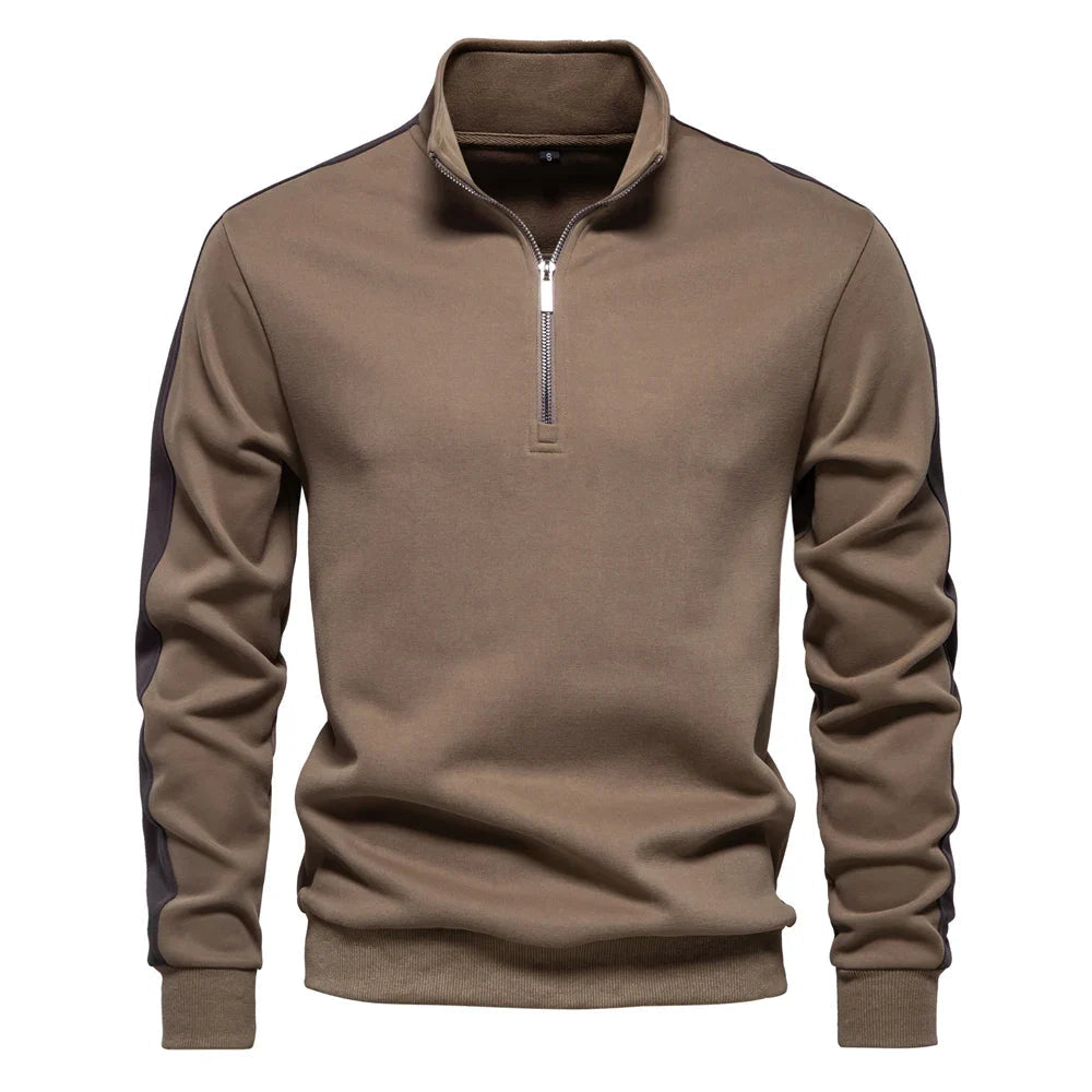 Moderner Herrenpullover aus weichem Material mit Viertelreißverschluss und elegantem Schnitt.