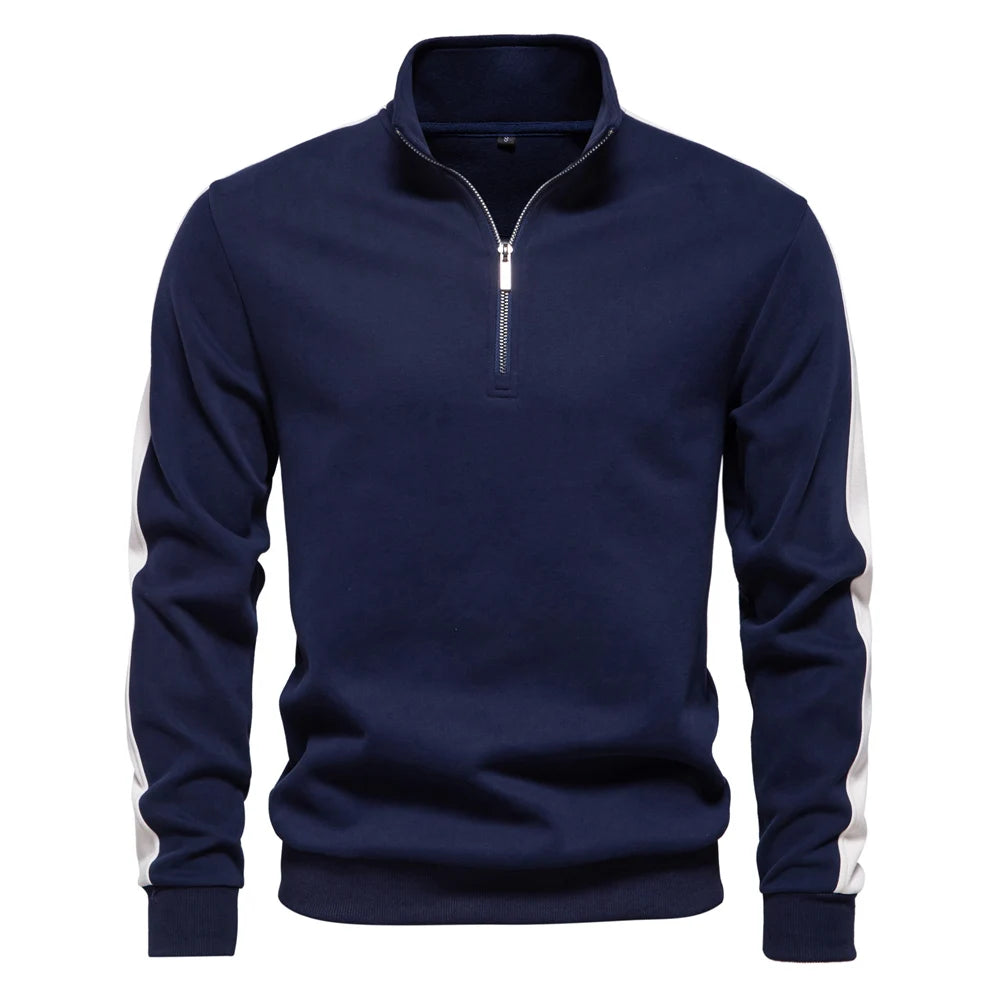 Moderner Herrenpullover aus weichem Material mit Viertelreißverschluss und elegantem Schnitt.