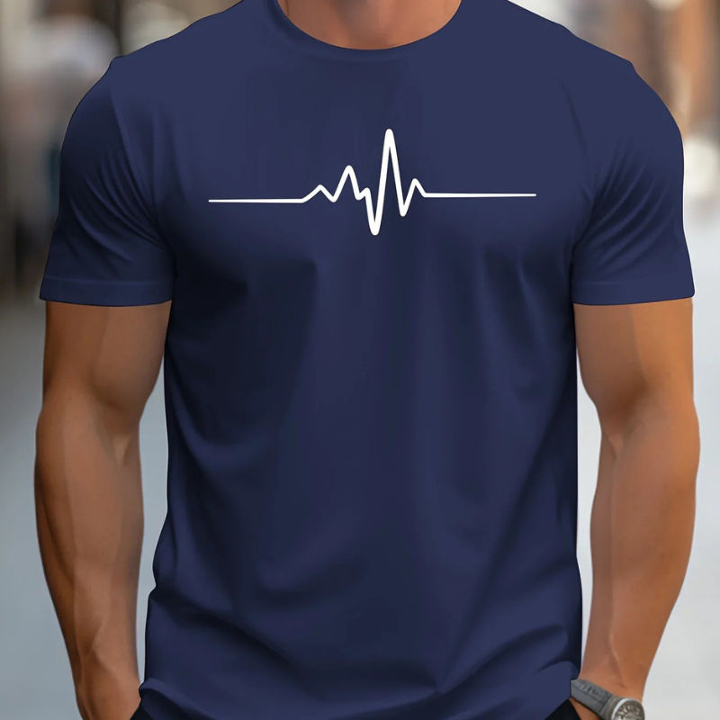 Mann trägt ein schmal geschnittenes weißes T-Shirt mit schwarzem Herzschlag-Aufdruck, lässig im Freien gestylt