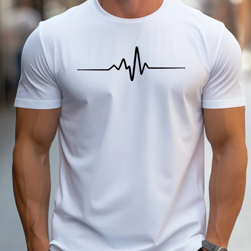 Mann trägt ein schmal geschnittenes weißes T-Shirt mit schwarzem Herzschlag-Aufdruck, lässig im Freien gestylt