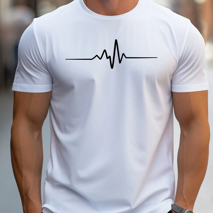Mann trägt ein schmal geschnittenes weißes T-Shirt mit schwarzem Herzschlag-Aufdruck, lässig im Freien gestylt