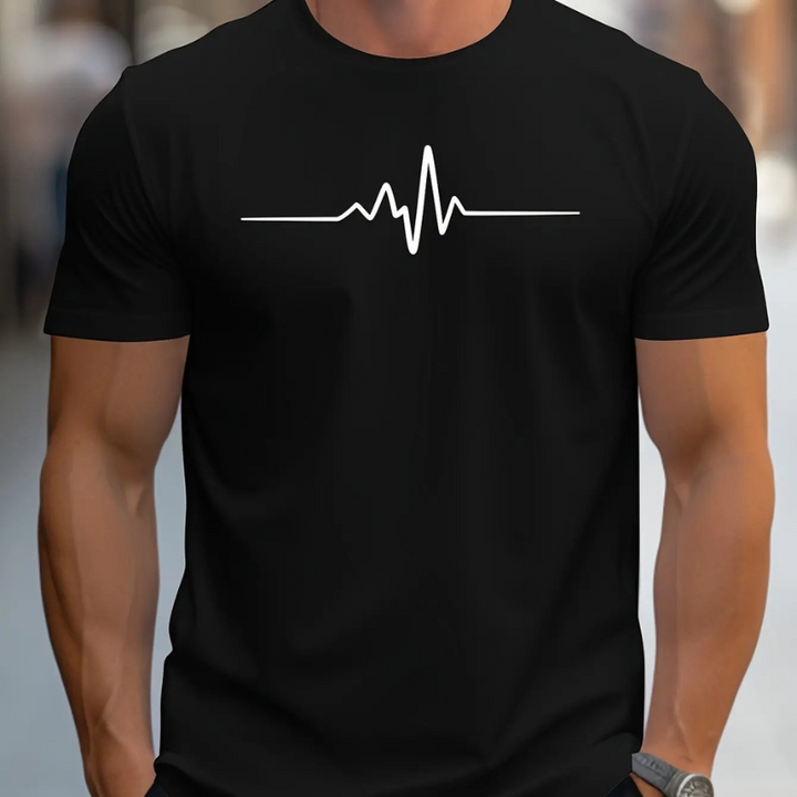 Mann trägt ein schmal geschnittenes weißes T-Shirt mit schwarzem Herzschlag-Aufdruck, lässig im Freien gestylt