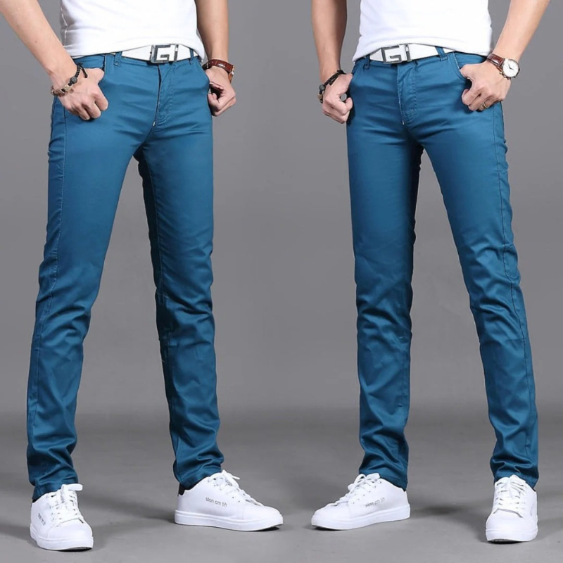 Mann trägt eine lässige Slim-Fit-Sommerhose mit Hemd und Loafers