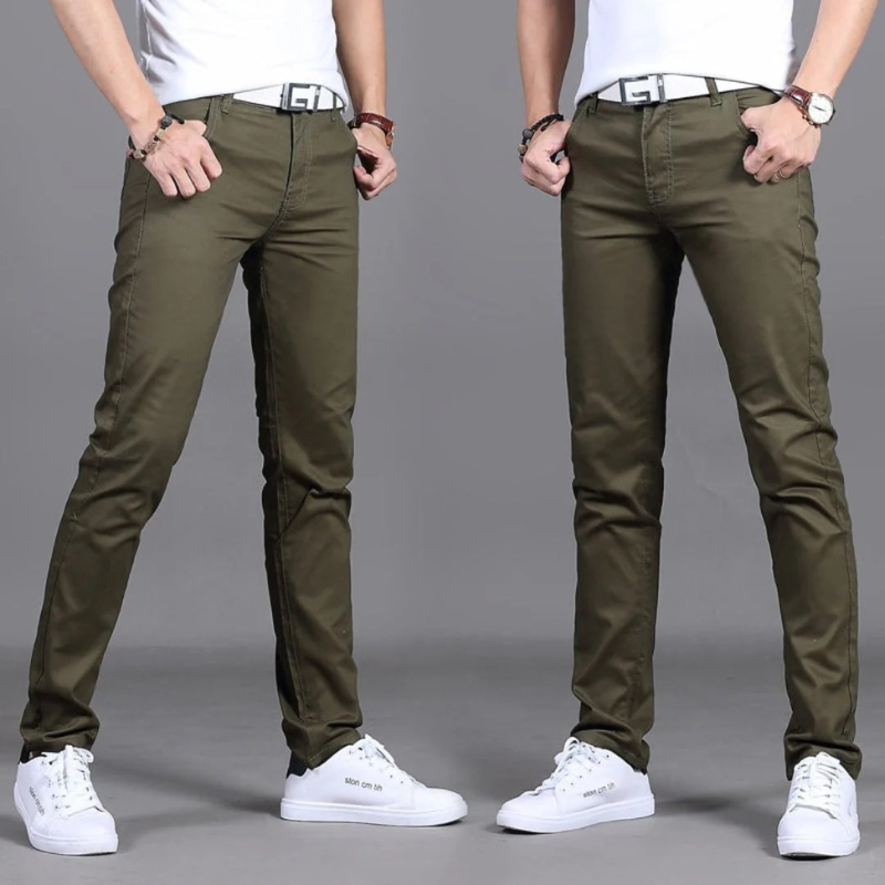 Mann trägt eine lässige Slim-Fit-Sommerhose mit Hemd und Loafers
