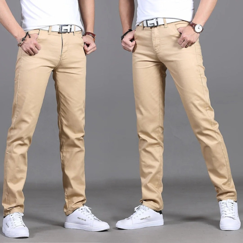Mann trägt eine lässige Slim-Fit-Sommerhose mit Hemd und Loafers