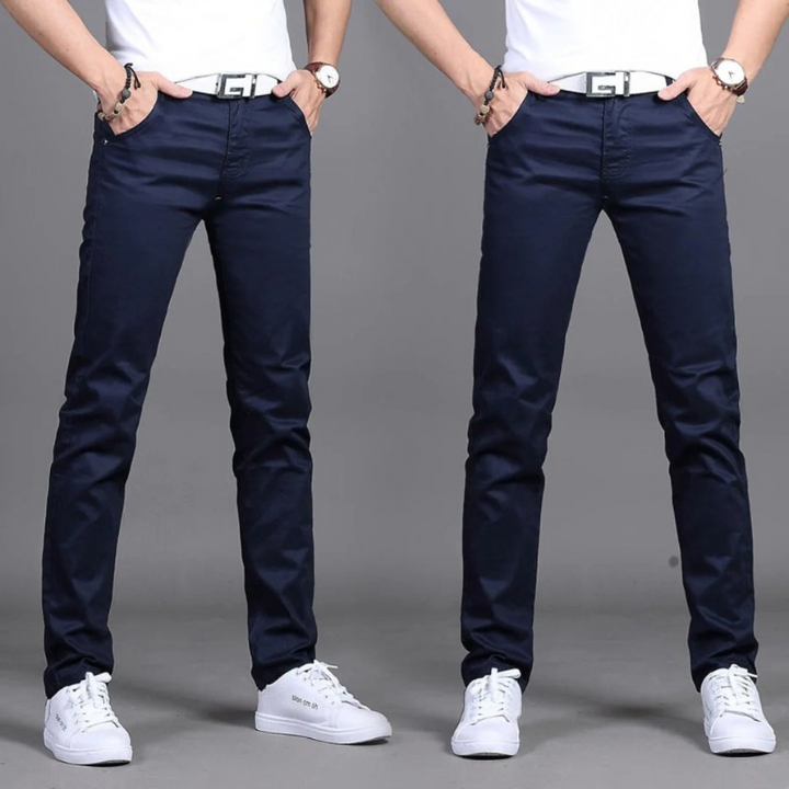 Mann trägt eine lässige Slim-Fit-Sommerhose mit Hemd und Loafers