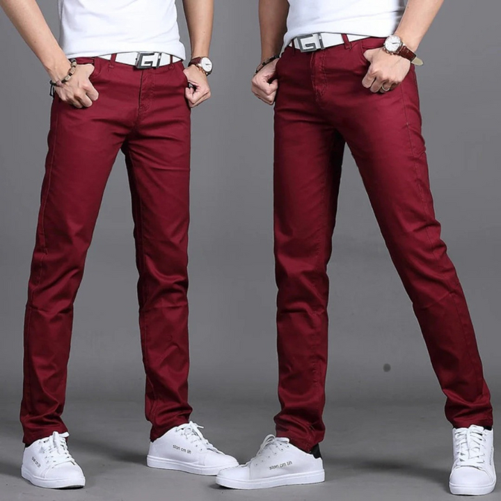 Mann trägt eine lässige Slim-Fit-Sommerhose mit Hemd und Loafers