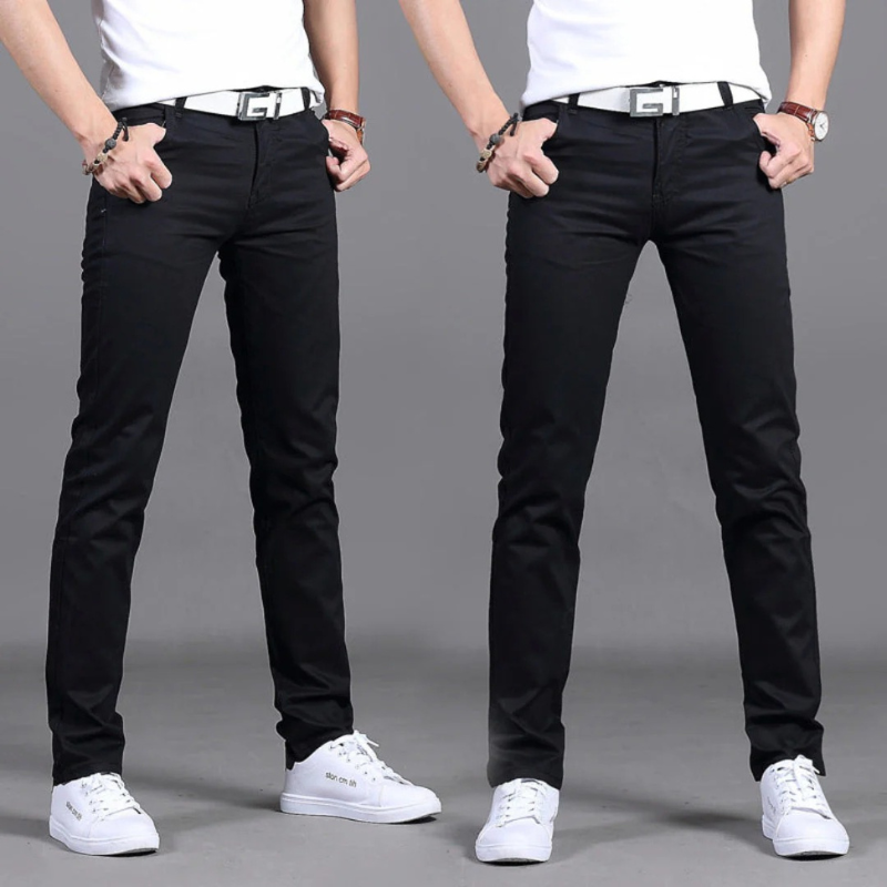 Mann trägt eine lässige Slim-Fit-Sommerhose mit Hemd und Loafers