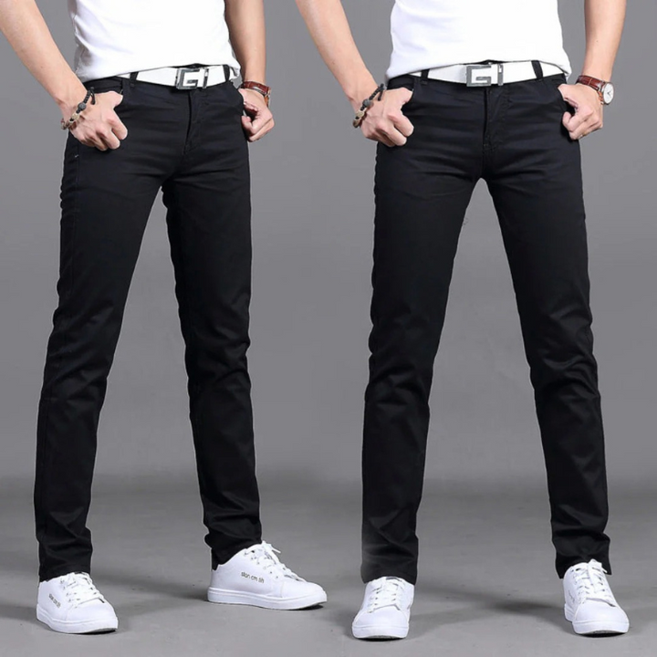 Mann trägt eine lässige Slim-Fit-Sommerhose mit Hemd und Loafers