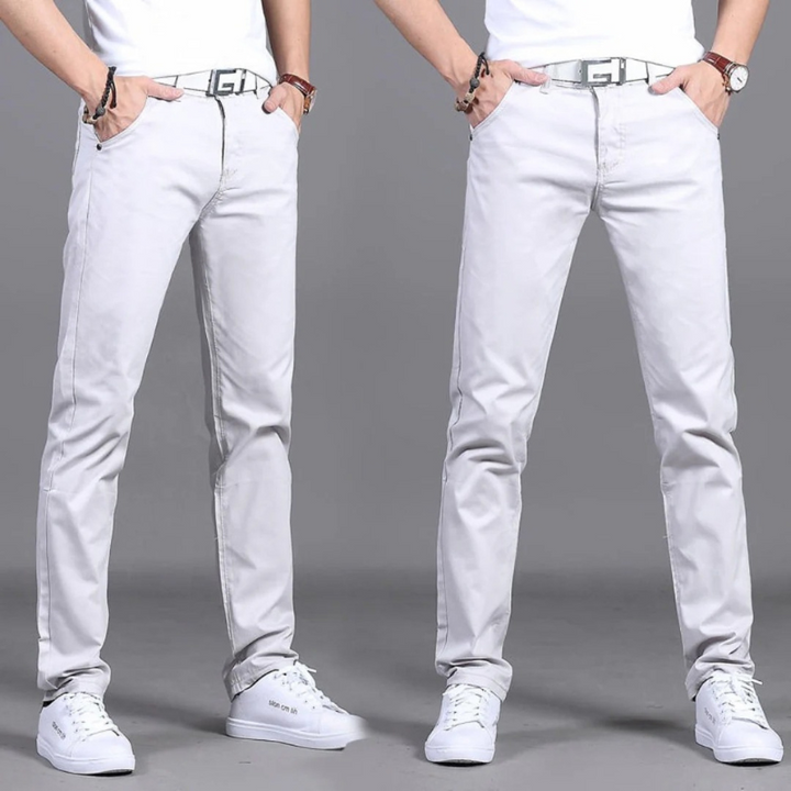 Mann trägt eine lässige Slim-Fit-Sommerhose mit Hemd und Loafers