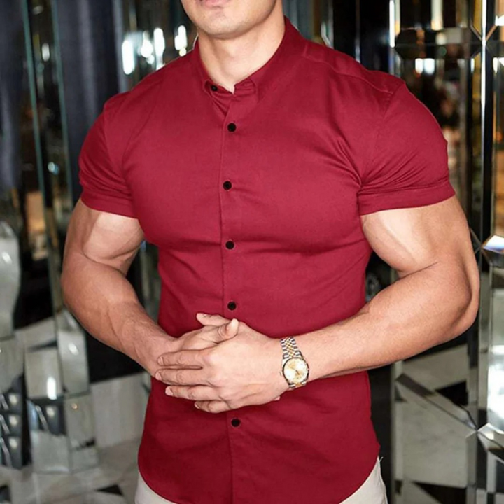 Mann in einem schmal geschnittenen, kurzärmeligen Button-down-Hemd und einer Sommerhose
