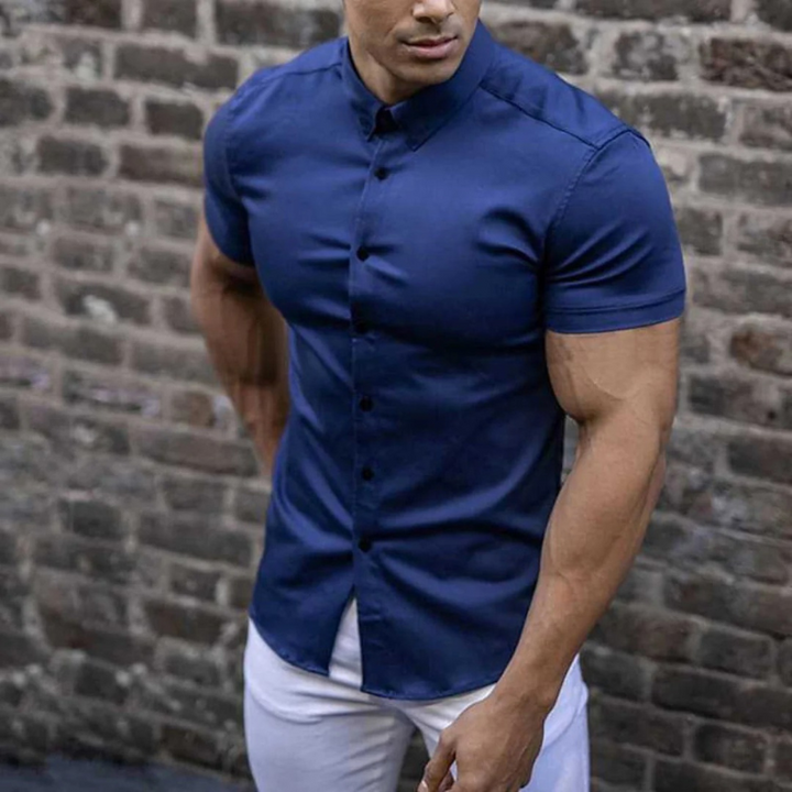 Mann in einem schmal geschnittenen, kurzärmeligen Button-down-Hemd und einer Sommerhose