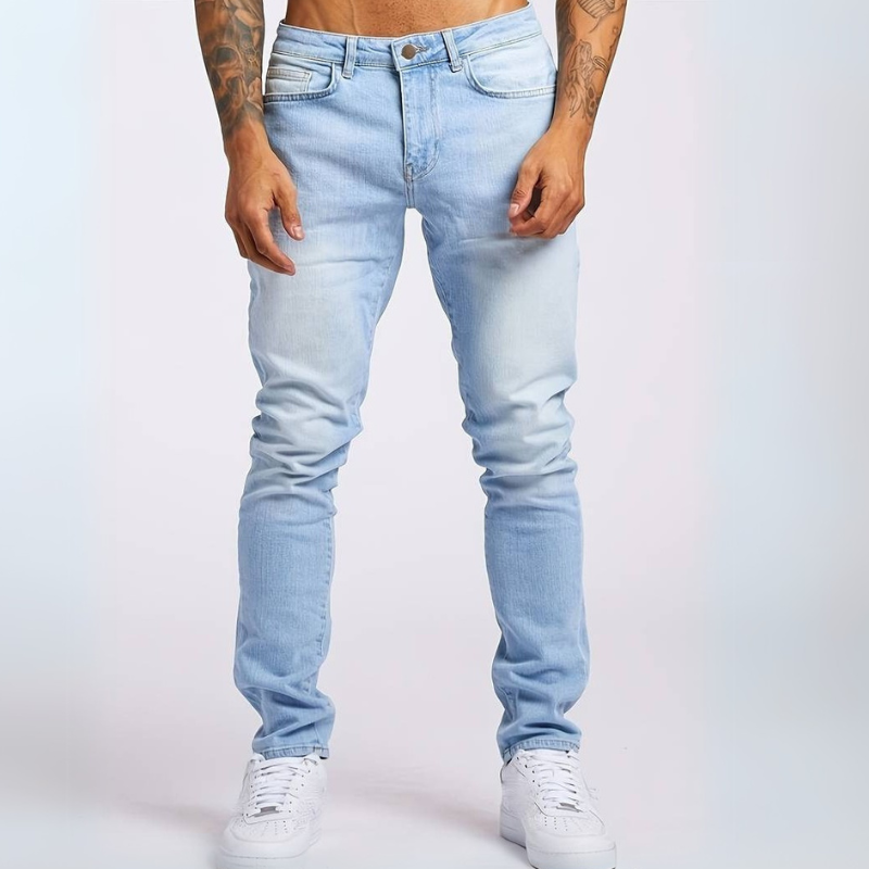 Mann trägt Slim-Fit Mid-Rise Stretch-Jeans mit Hemd und Sneakers