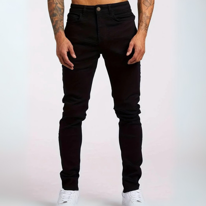 Mann trägt Slim-Fit Mid-Rise Stretch-Jeans mit Hemd und Sneakers