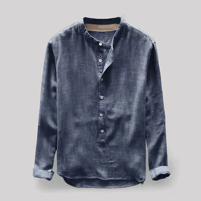 Mann trägt ein lässiges kurzärmeliges Henley-Shirt in einer entspannten Sommerumgebung.