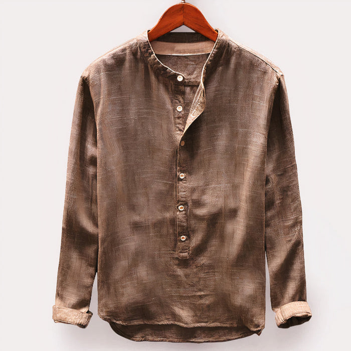 Mann trägt ein lässiges kurzärmeliges Henley-Shirt in einer entspannten Sommerumgebung.