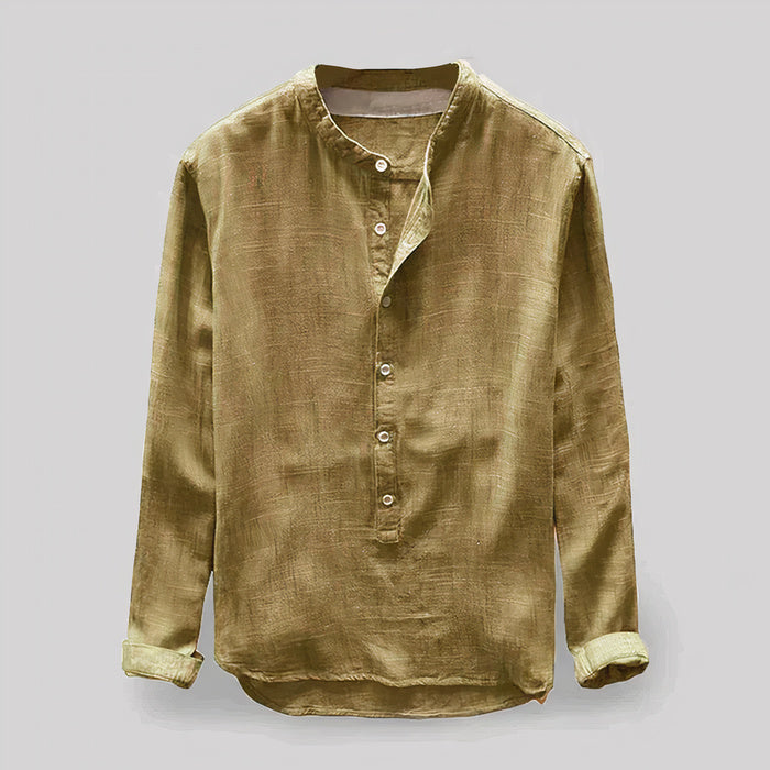 Mann trägt ein lässiges kurzärmeliges Henley-Shirt in einer entspannten Sommerumgebung.