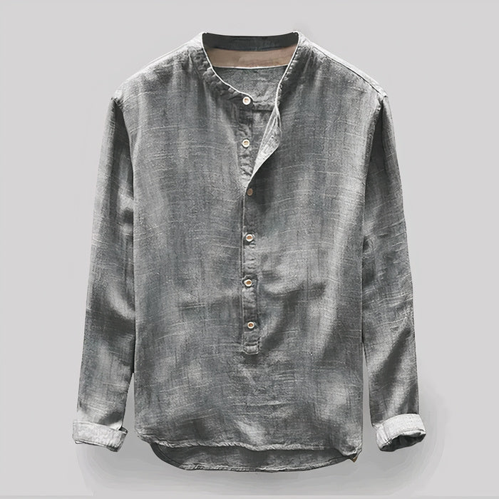 Mann trägt ein lässiges kurzärmeliges Henley-Shirt in einer entspannten Sommerumgebung.