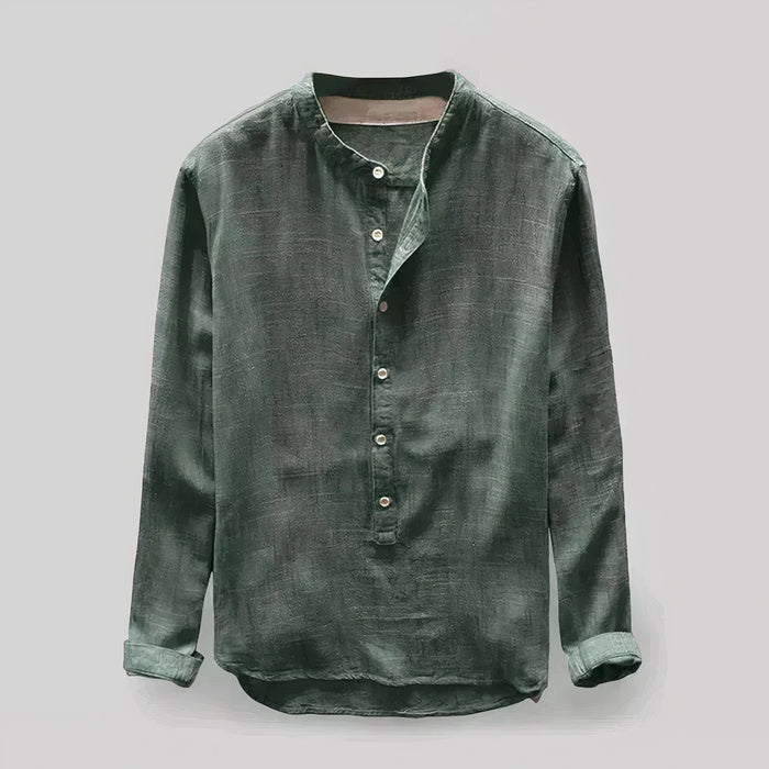 Mann trägt ein lässiges kurzärmeliges Henley-Shirt in einer entspannten Sommerumgebung.