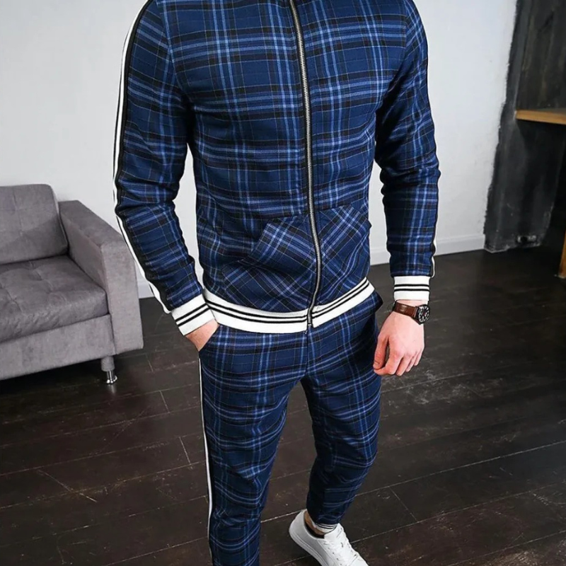 Mann trägt einen karierten Trainingsanzug mit einer Jacke mit Reißverschluss und einer passenden Hose