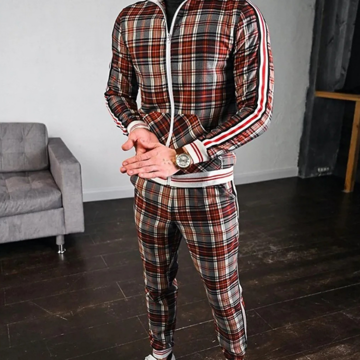 Mann trägt einen karierten Trainingsanzug mit einer Jacke mit Reißverschluss und einer passenden Hose