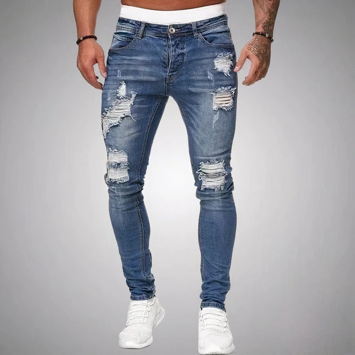 Mann in schmal geschnittener, zerrissener Sommerjeans und lässigem T-Shirt