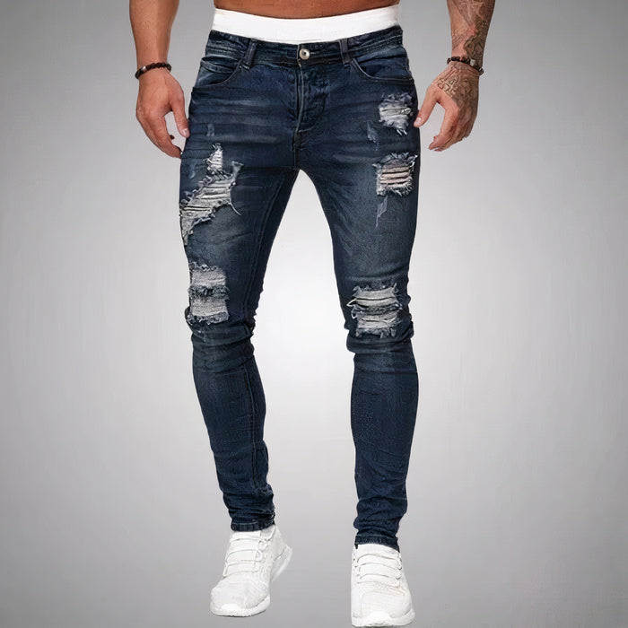 Mann in schmal geschnittener, zerrissener Sommerjeans und lässigem T-Shirt