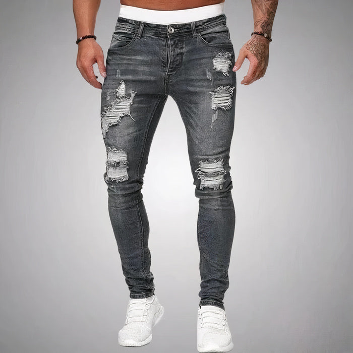 Mann in schmal geschnittener, zerrissener Sommerjeans und lässigem T-Shirt