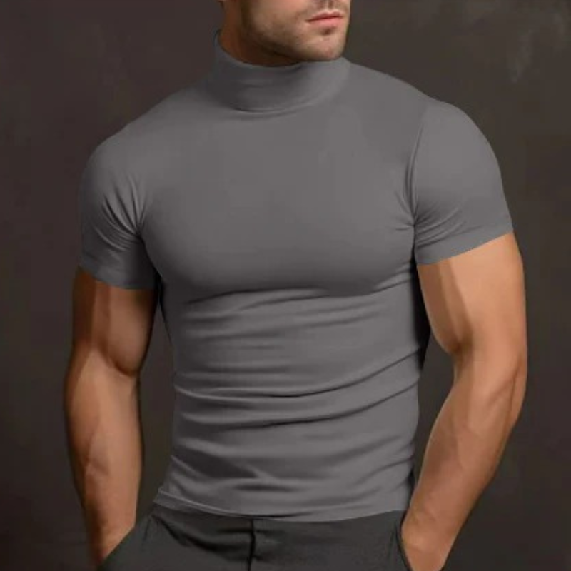 Leichtes, sommerliches T-Shirt mit Rollkragen für Herren in schmaler Passform und lässiger Eleganz.