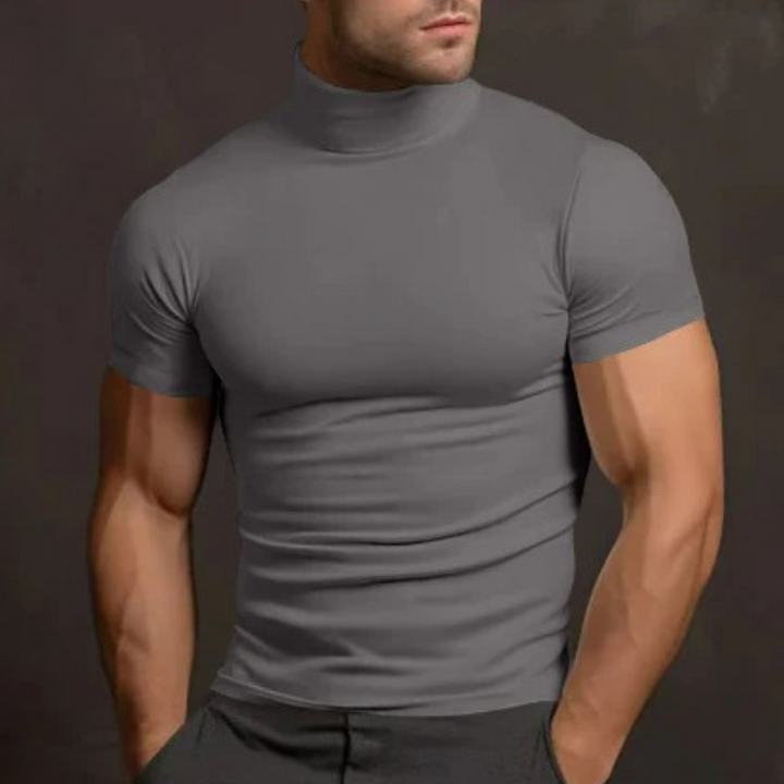 Leichtes, sommerliches T-Shirt mit Rollkragen für Herren in schmaler Passform und lässiger Eleganz.
