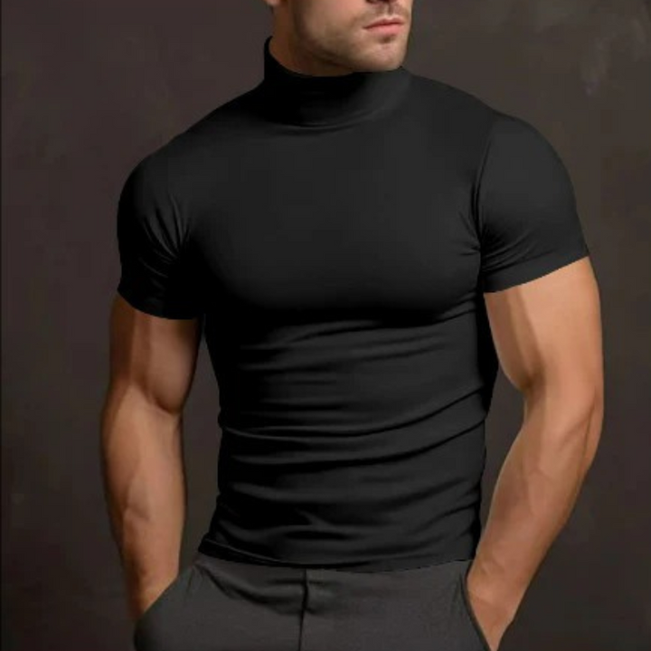 Leichtes, sommerliches T-Shirt mit Rollkragen für Herren in schmaler Passform und lässiger Eleganz.