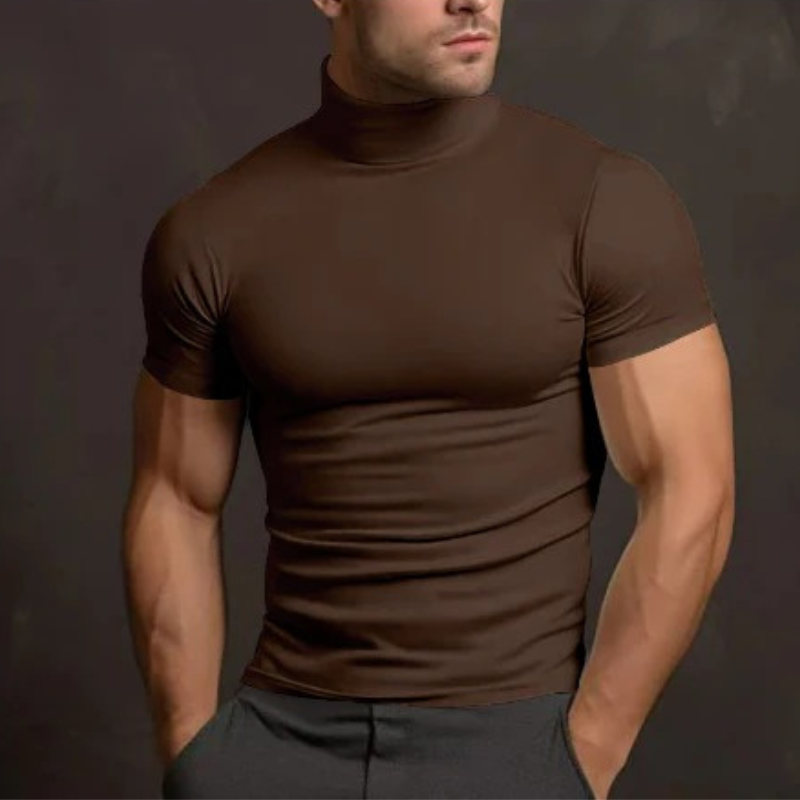 Leichtes, sommerliches T-Shirt mit Rollkragen für Herren in schmaler Passform und lässiger Eleganz.