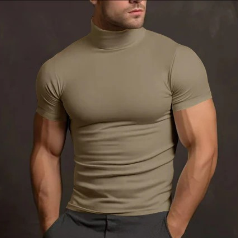 Leichtes, sommerliches T-Shirt mit Rollkragen für Herren in schmaler Passform und lässiger Eleganz.