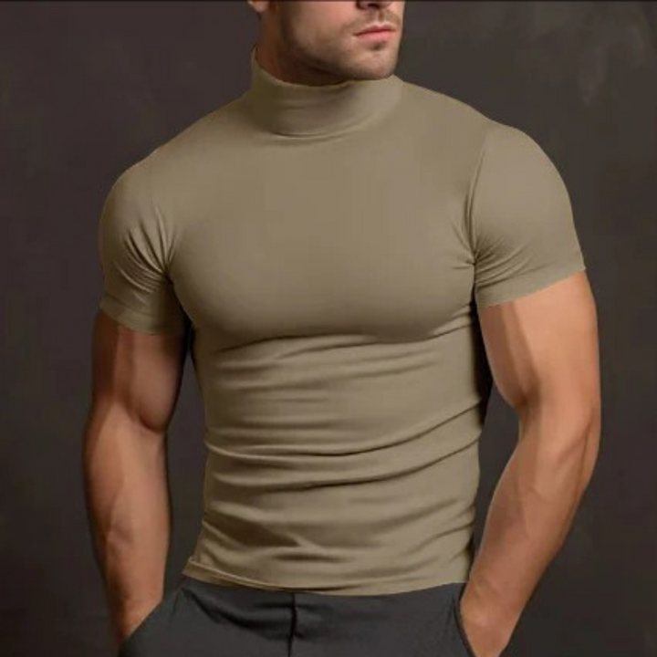 Leichtes, sommerliches T-Shirt mit Rollkragen für Herren in schmaler Passform und lässiger Eleganz.
