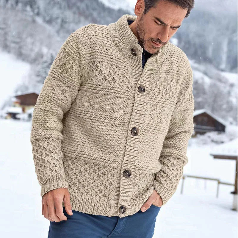 Hochwertige Winterstrickjacke aus Grobstrick für Männer, perfekt für warme Winteroutfits.