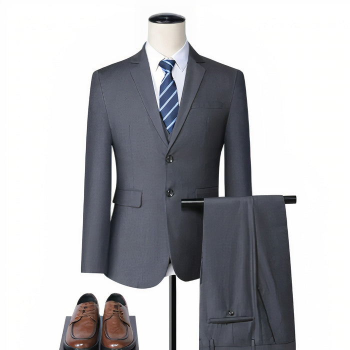 Mann trägt einen schmal geschnittenen zweiteiligen formellen Anzug mit Blazer und Hose bei einem Hochzeitsempfang.