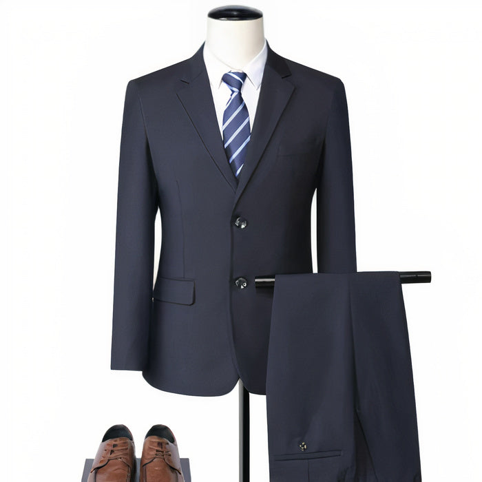 Mann trägt einen schmal geschnittenen zweiteiligen formellen Anzug mit Blazer und Hose bei einem Hochzeitsempfang.