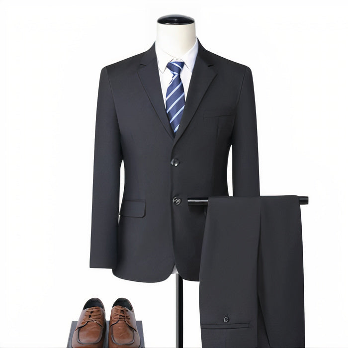 Mann trägt einen schmal geschnittenen zweiteiligen formellen Anzug mit Blazer und Hose bei einem Hochzeitsempfang.