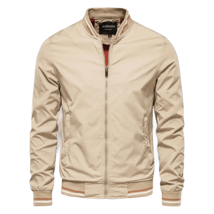 Ein Mann trägt eine klassische Bomberjacke, stylisch und bequem
