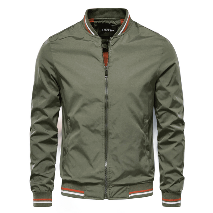 Ein Mann trägt eine klassische Bomberjacke, stylisch und bequem