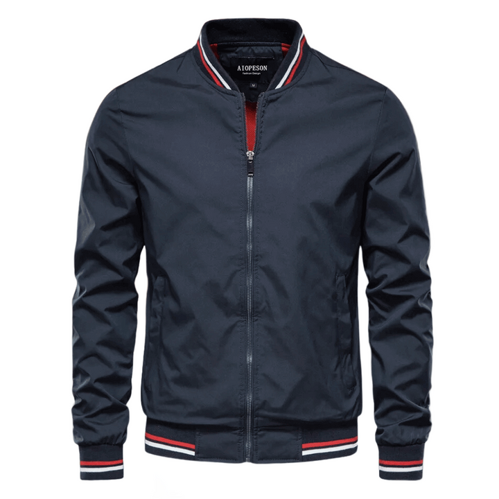 Ein Mann trägt eine klassische Bomberjacke, stylisch und bequem